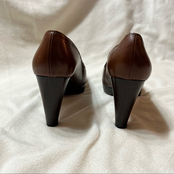 Stuart Weitzman - Picture 4 of 10